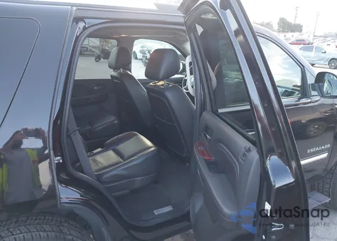 2010 Cadillac Escalade Premium z USA, uszkodzony, nr VIN 1GYUCCEF4AR267589